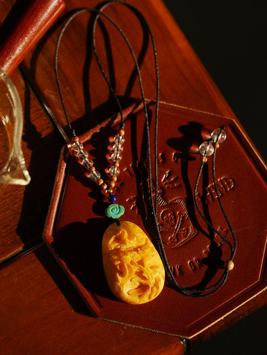 蜜蜡鹤舞松间吊坠 商品图0