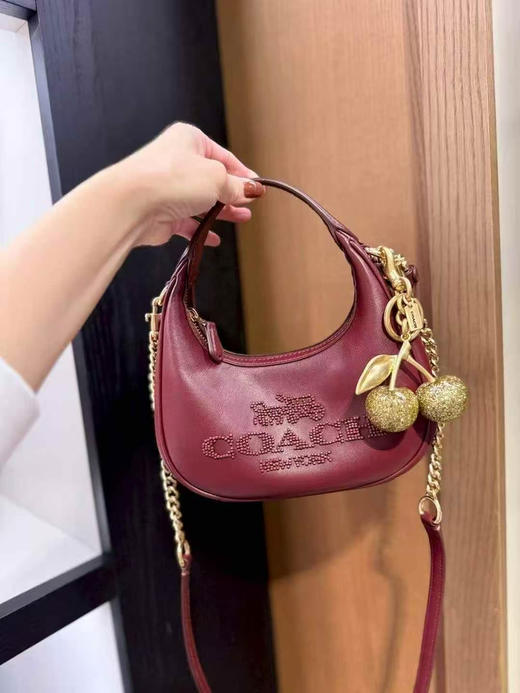 上新折扣￥1650🇺🇸直邮，Coach最新款Carmen 酒红色全皮钉珠大logo（不含金色樱桃钥匙链），🉑手提斜挎包，miumiu少女风 商品图0
