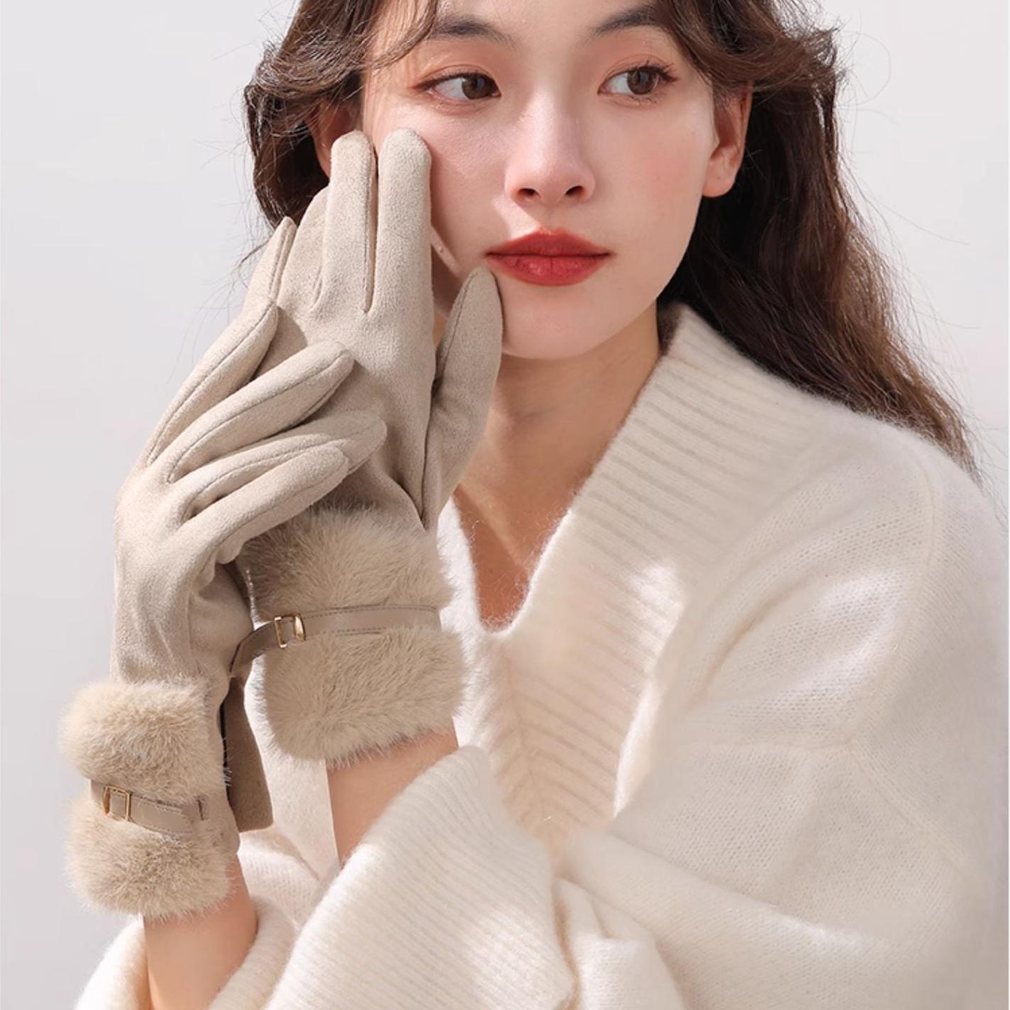 买一送一！！【特妮娜 男女款保暖手套】手感软糯 密度紧实 寒风进不来 表层微绒 空气锁温 修饰手型 保暖舒适不臃肿 自然亲肤 指尖触屏设计