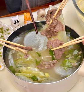 跷脚牛肉汤来啦】每盒包含：550g牛肉原汤+200g牛肉+30g牛油+10g辣椒蘸料扎实，口感地道，食用方便，闻起来浓香四溢，可以媲美乐山当地吃到的味道。