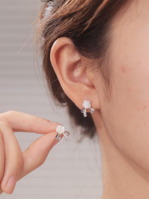 卡蒂罗KADER 白玫瑰蝴蝶结耳钉 925银清新灵动玫瑰造型气质甜美小众典雅设计感养耳洞 简约百搭优雅大气 商品图3