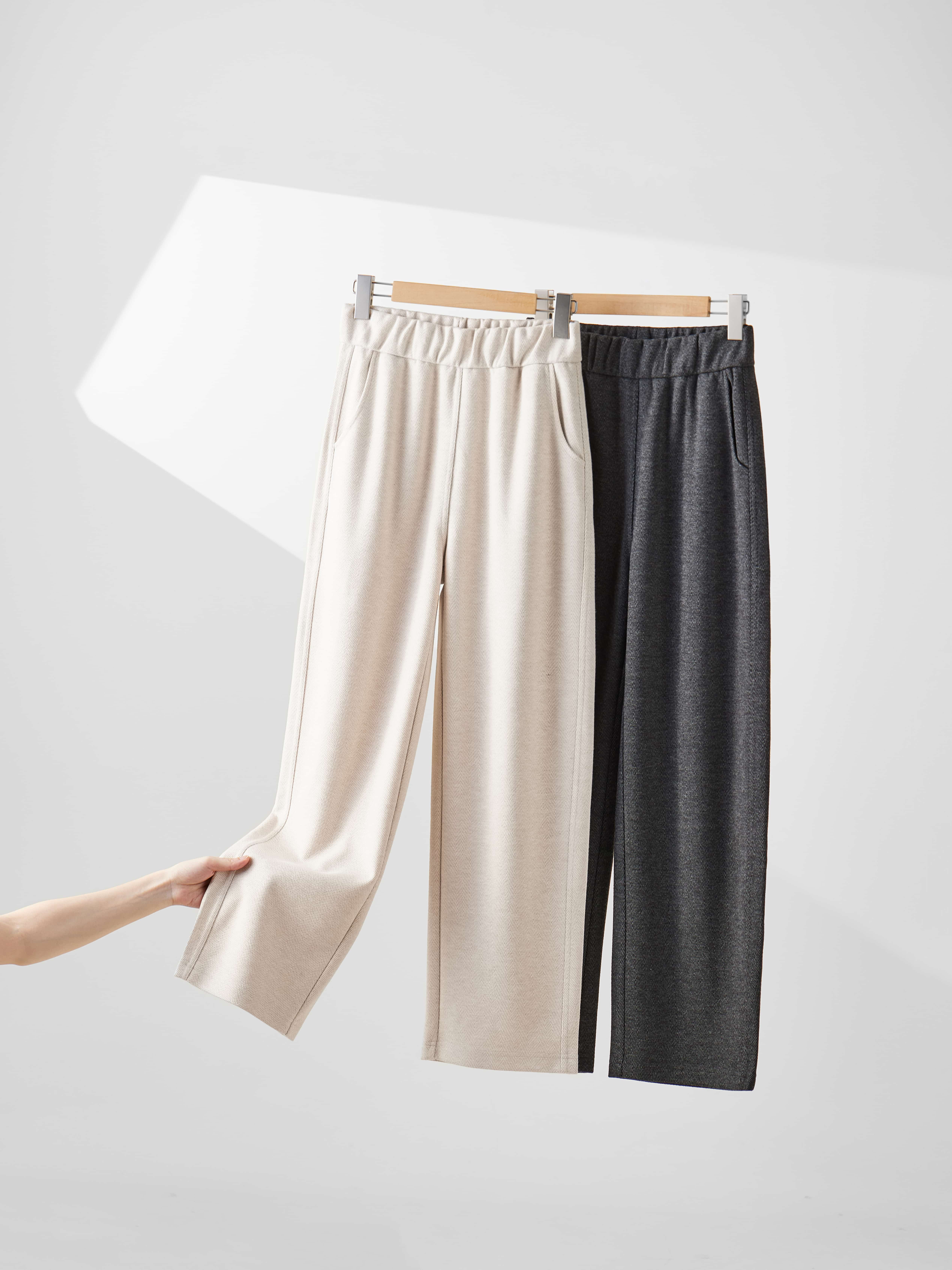 【多妈团购 人字纹羊毛蚕丝裤202538】羊毛的细腻与蚕丝的柔滑，保暖又亲肤，松紧腰更包容更方便，温柔沉稳，秋冬比必入-连横