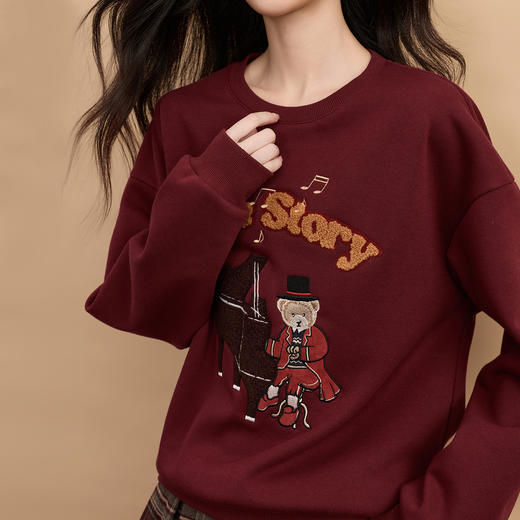 【周末秒杀】熙世界小熊图案红色加绒卫衣女宽松慵懒套头圆领上衣2025冬季新款 商品图4