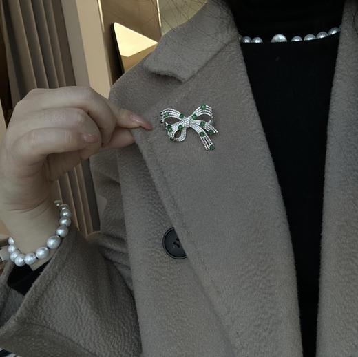 甄珠贝 两用纯天然危地马拉翡翠小绿蛋满镶 丝带结胸针925纯银镶嵌 商品图6