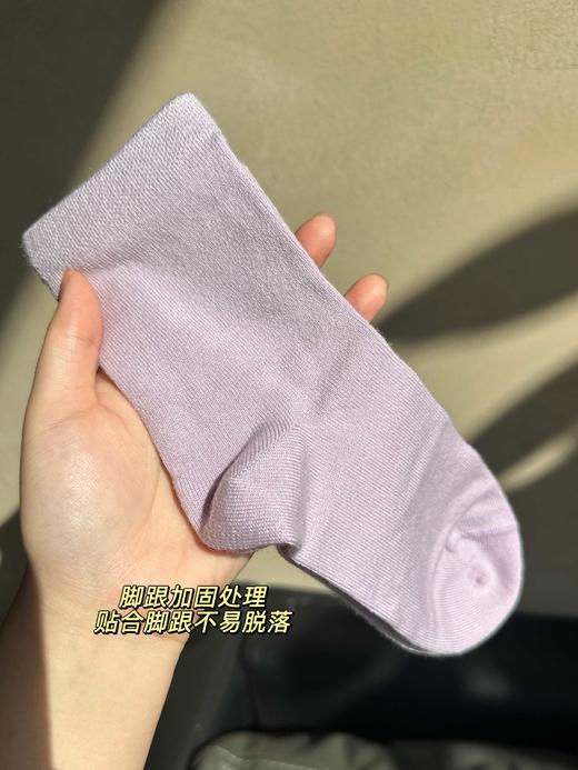 精纺羊毛无骨袜五色套盒装！日常百搭实穿，精纺羊毛细腻软糯，透气保暖不闷脚！ 无骨缝合平滑无痕，告别硌脚敏感不适！触感滑溜溜软fufu，穿上跟没穿一样～舒服到爆炸！这个秋冬，让温暖从脚底开始温柔蔓延。 商品图6