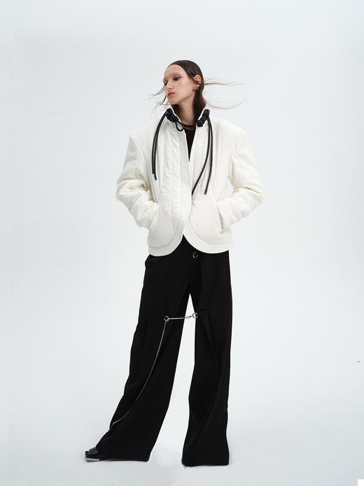 TIWILLTANG就异是 “MIRROR'”白色新中式皮盘扣立体门襟绗缝棉服 商品图1