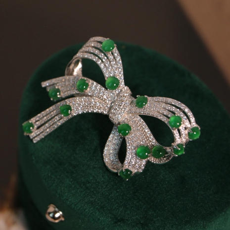 甄珠贝 两用纯天然危地马拉翡翠小绿蛋满镶 丝带结胸针925纯银镶嵌 商品图3