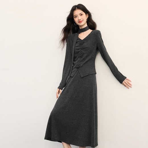 【11/19新品】熙世界轻熟千金风灰色针织套装女士秋冬挂脖V领上衣半身裙两件套 商品图3