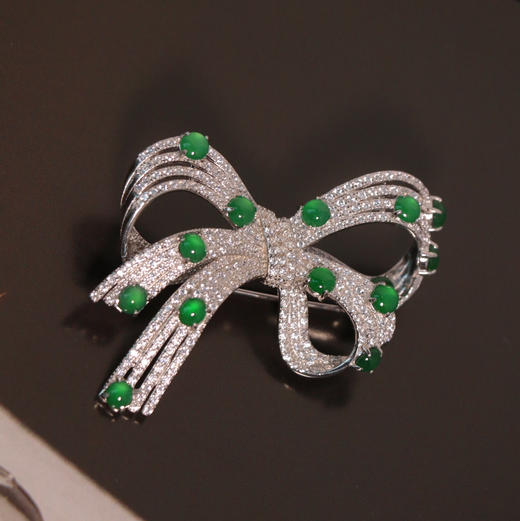 甄珠贝 两用纯天然危地马拉翡翠小绿蛋满镶 丝带结胸针925纯银镶嵌 商品图1