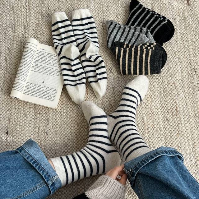 “慵懒气氛”拿捏！到手5双冬天真的需要这个毛毛袜子【条纹系兔兔羊毛中筒袜】冬季必囤力推！