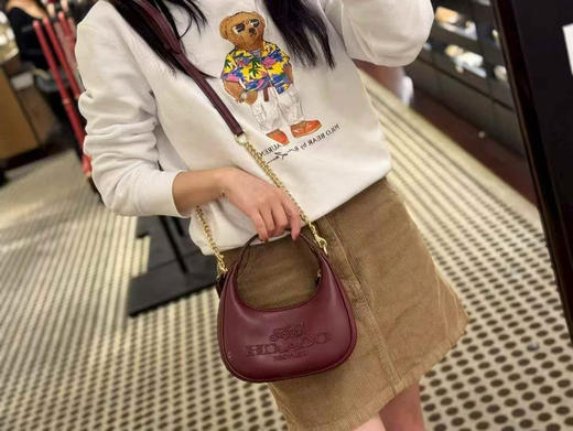 上新折扣￥1650🇺🇸直邮，Coach最新款Carmen 酒红色全皮钉珠大logo（不含金色樱桃钥匙链），🉑手提斜挎包，miumiu少女风 商品图8