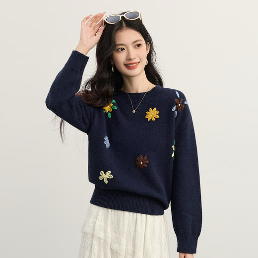 【11/19新品】熙世界多巴胺彩色绣花毛衣女2025年秋冬慵懒松弛感正肩圆领针织衫 商品图2