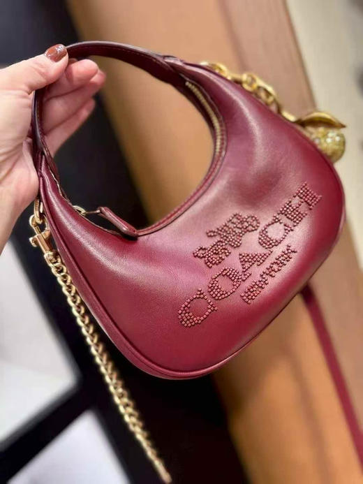 上新折扣￥1650🇺🇸直邮，Coach最新款Carmen 酒红色全皮钉珠大logo（不含金色樱桃钥匙链），🉑手提斜挎包，miumiu少女风 商品图2