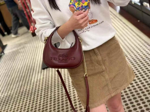 上新折扣￥1650🇺🇸直邮，Coach最新款Carmen 酒红色全皮钉珠大logo（不含金色樱桃钥匙链），🉑手提斜挎包，miumiu少女风 商品图7