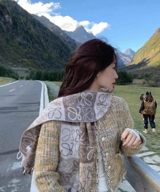 礼盒包装，同步专柜同步包装 三色！ 罗意威羊毛羊绒围巾 长180cm 宽40cm!! 商品图2