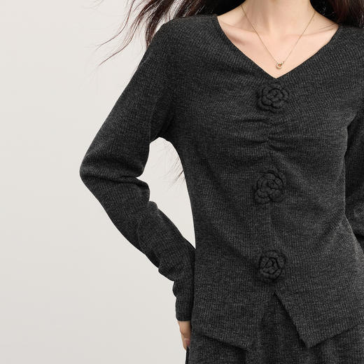 【11/19新品】熙世界轻熟千金风灰色针织套装女士秋冬挂脖V领上衣半身裙两件套 商品图4