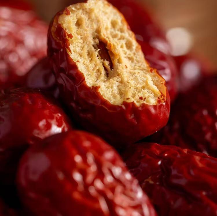 【有机灰枣】有机种植+加工有机，个头适中，甜度较高，口感纯正，源自“富饶的角落”-新疆布鲁沐沙，这里远离城市喧器、日照充足、昼夜温差大共同构筑红枣生长的天然优生区，糯香甜，肉厚！饱满！吃起来软糯香甜。