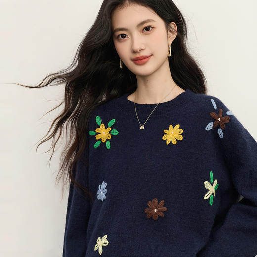 【11/19新品】熙世界多巴胺彩色绣花毛衣女2025年秋冬慵懒松弛感正肩圆领针织衫 商品图4
