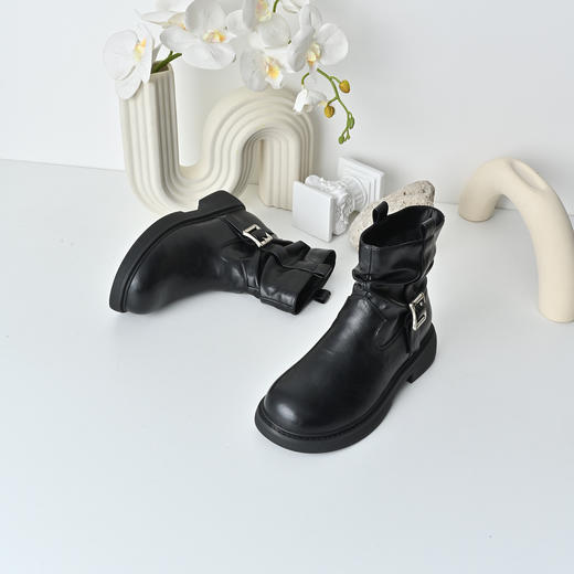 经典鲨2025年冬季专柜新品百搭黑色圆头加绒通勤褶皱短靴女KW391-558051 商品图3