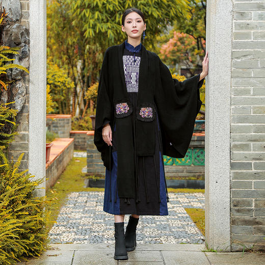 【冬季新品】景星民族风绣花毛织外套 | 黑色 深灰色  | 现货加急发 商品图2