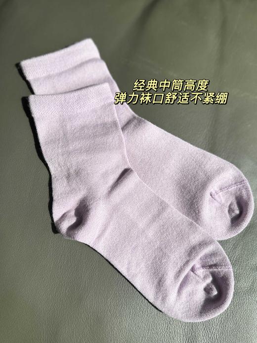 精纺羊毛无骨袜五色套盒装！日常百搭实穿，精纺羊毛细腻软糯，透气保暖不闷脚！ 无骨缝合平滑无痕，告别硌脚敏感不适！触感滑溜溜软fufu，穿上跟没穿一样～舒服到爆炸！这个秋冬，让温暖从脚底开始温柔蔓延。 商品图2