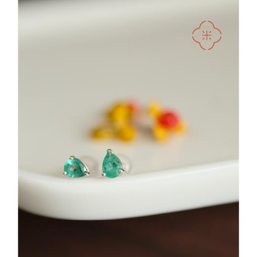 米马饰物 哥伦比亚祖母绿 18K金镶心形耳钉 小巧别致 商品图3