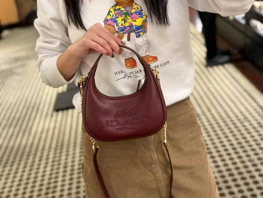 上新折扣￥1650🇺🇸直邮，Coach最新款Carmen 酒红色全皮钉珠大logo（不含金色樱桃钥匙链），🉑手提斜挎包，miumiu少女风 商品图5