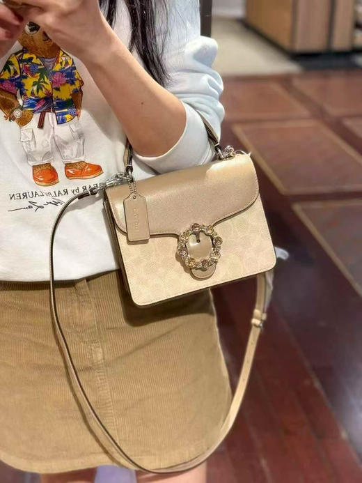 上新折扣1399￥🇺🇸直邮🎄奶茶色老花Coach新款Courtney 水晶扣方盒子包，🉑手提斜挎，水晶盒子包限量发售每年黑五才出一次 商品图7