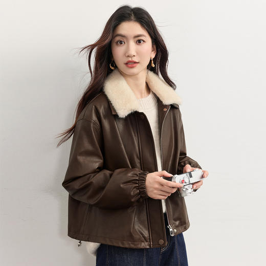【11/19新品】熙世界酷飒风复古棕色皮衣女冬季2025新款加厚夹棉毛绒翻领短外套 商品图4