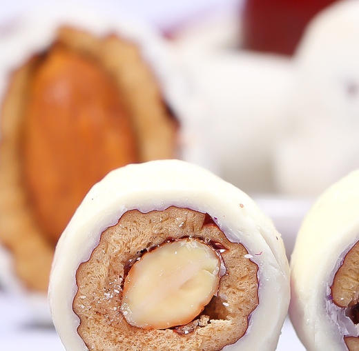 买四送一💰19.9元到手5袋❗【煜客唻巴旦木奶枣】 ✅手工制作，真材实料，奶香味十足，软糯香甜 ✅甜甜的无核红枣中间夹着一整颗巴旦木仁，再搭配奶粉、黄油棉花糖的组合🌟  商品图8