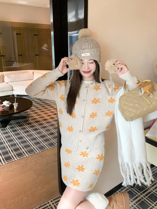 <曾小咸推荐> 现货秒杀！微信超特价！杏拼橙色花朵系扣毛衣 日常179.99 立减100 秒杀79.99！杏拼橙毛织半裙秒杀59.99！ 商品图13