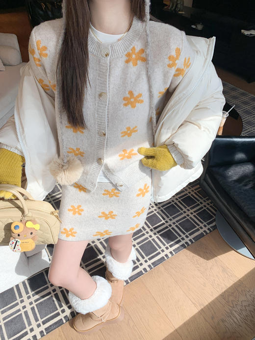 <曾小咸推荐> 现货秒杀！微信超特价！杏拼橙色花朵系扣毛衣 日常179.99 立减100 秒杀79.99！杏拼橙毛织半裙秒杀59.99！ 商品图5