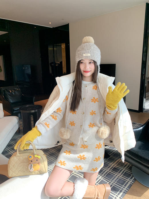 <曾小咸推荐> 现货秒杀！微信超特价！杏拼橙色花朵系扣毛衣 日常179.99 立减100 秒杀79.99！杏拼橙毛织半裙秒杀59.99！ 商品图6