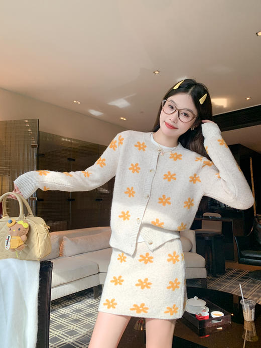 <曾小咸推荐> 现货秒杀！微信超特价！杏拼橙色花朵系扣毛衣 日常179.99 立减100 秒杀79.99！杏拼橙毛织半裙秒杀59.99！ 商品图10