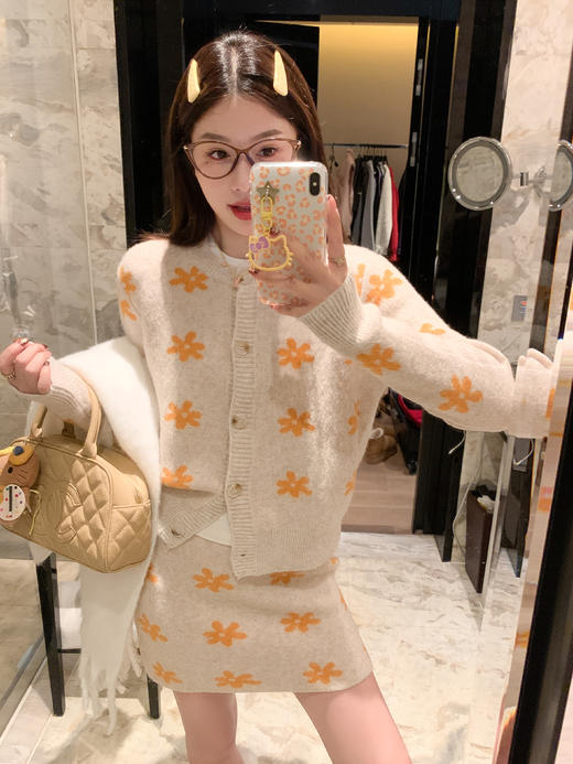 <曾小咸推荐> 现货秒杀！微信超特价！杏拼橙色花朵系扣毛衣 日常179.99 立减100 秒杀79.99！杏拼橙毛织半裙秒杀59.99！ 商品图9