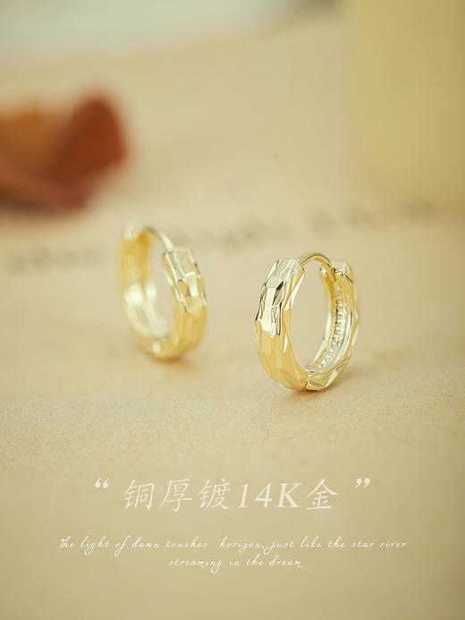 Oflye潮流饰品   简约高级感素圈耳环女新款车花精致耳扣时尚耳饰 商品图1