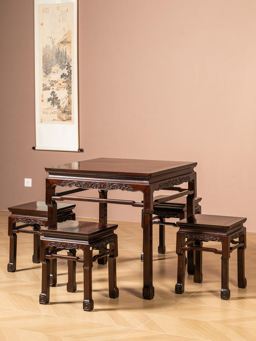 二十世纪	红木束腰罗锅枨螭龙纹方桌方凳成套（一桌四凳） 商品图0