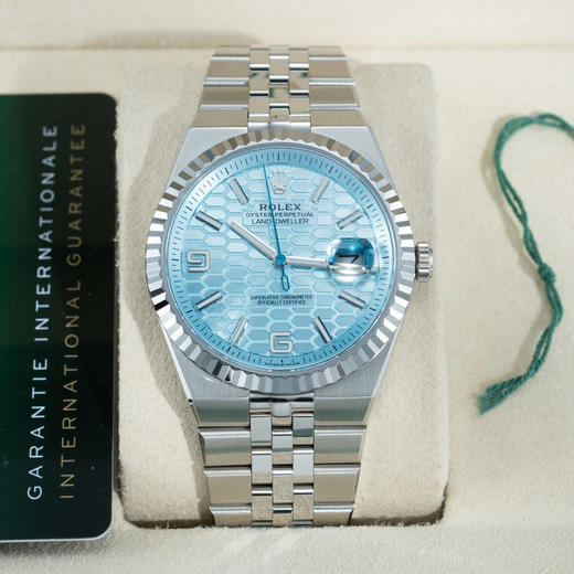 Noob official➕Factory 陆使型
尺寸：40mm✖️9.7mm
表壳：对版9.4mm表耳间距及三角坑纹表圈一体式表壳
表链：对版25mm✖️17mm
经CNC倒角抛光及缎面拉丝工艺❕ 商品图11