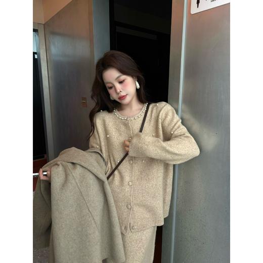 25AW上新 甜甜同款【奶霜珍珠】小香风钉珠针织毛衣开衫+垂感直筒半身裙 商品图2