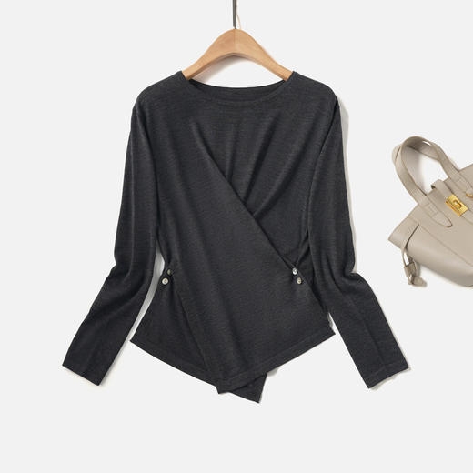 「自」全新升级【铂金会员293/天猫399/差价106】(03313)洛诗琳扬子纱羊毛针织衫2025秋冬设计感系扣不规则收腰上衣 商品图0