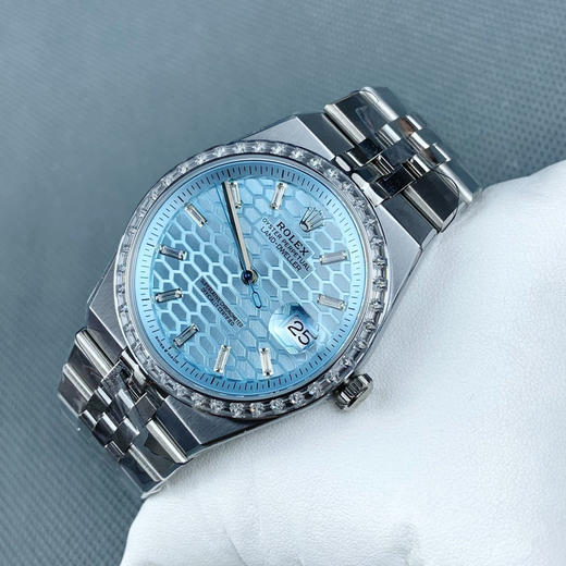 Noob official➕Factory 陆使型
尺寸：40mm✖️9.7mm
表壳：对版9.4mm表耳间距及三角坑纹表圈一体式表壳
表链：对版25mm✖️17mm
经CNC倒角抛光及缎面拉丝工艺❕ 商品图3