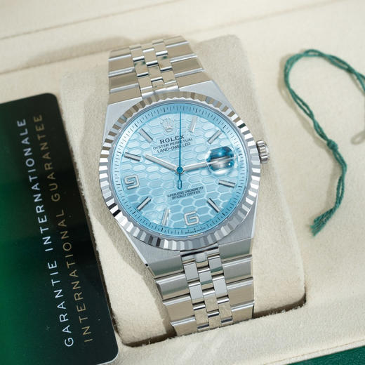 Noob official➕Factory 陆使型
尺寸：40mm✖️9.7mm
表壳：对版9.4mm表耳间距及三角坑纹表圈一体式表壳
表链：对版25mm✖️17mm
经CNC倒角抛光及缎面拉丝工艺❕ 商品图12