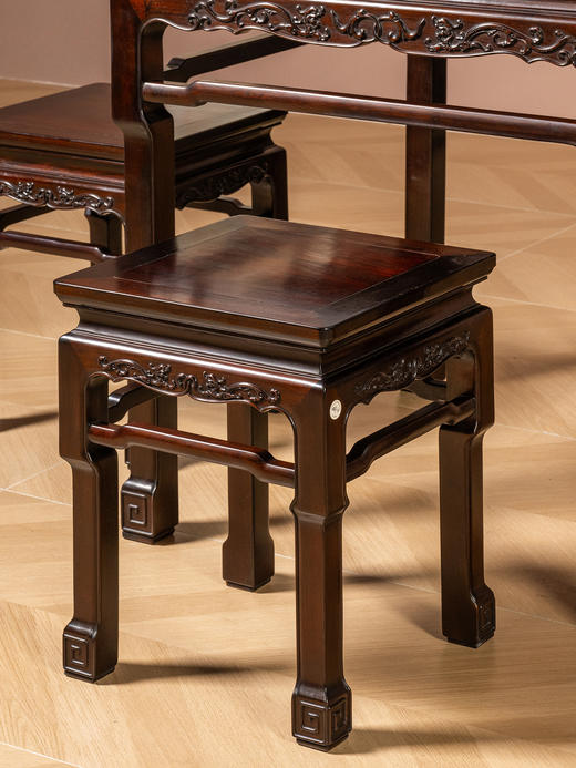 二十世纪	红木束腰罗锅枨螭龙纹方桌方凳成套（一桌四凳） 商品图4
