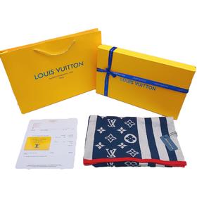 针织围巾采用特殊提花工艺，搭配撞色边缘与刺绣标识