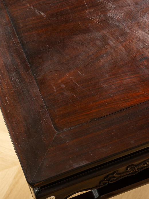 二十世纪	红木束腰罗锅枨螭龙纹方桌方凳成套（一桌四凳） 商品图3