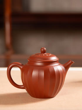 《菱花壶》 鲍亚萍  工艺美术师，江苏省工艺美术学会会员，中国陶都陶瓷城同业商会理事