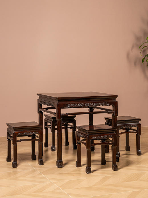 二十世纪	红木束腰罗锅枨螭龙纹方桌方凳成套（一桌四凳） 商品图1