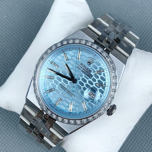 Noob official➕Factory 陆使型
尺寸：40mm✖️9.7mm
表壳：对版9.4mm表耳间距及三角坑纹表圈一体式表壳
表链：对版25mm✖️17mm
经CNC倒角抛光及缎面拉丝工艺❕ 商品图2