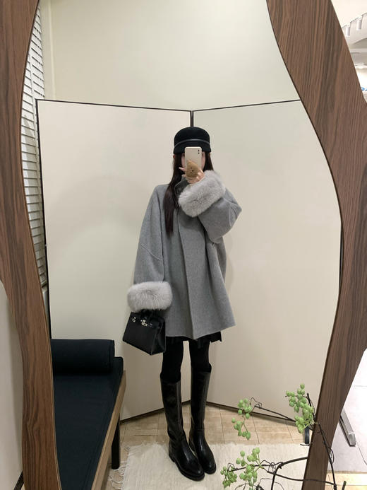 Read Nameless /狐狸毛袖口羊绒灰色大衣 2025/11/17 商品图4