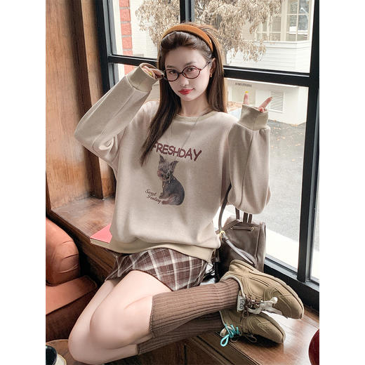 <曾小咸推荐>燕麦色小狗字母印花卫衣 商品图0